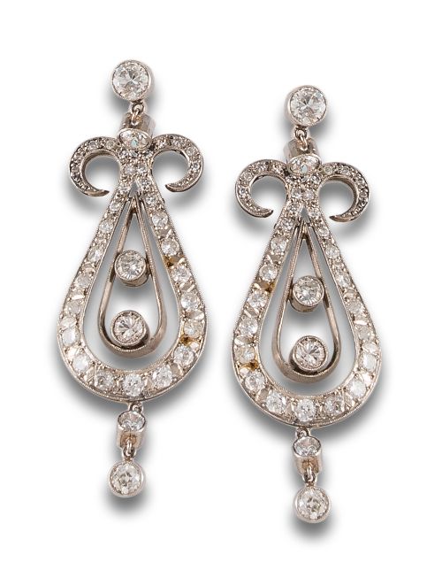 PENDIENTES LARGOS, ESTILO ART NOUVEAU, DE DIAMANTES, EN PLA