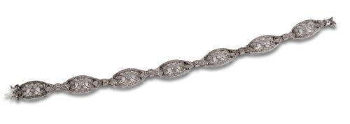 ANTIQUE STYLE DIAMOND BRACELET, IN PLATINUM