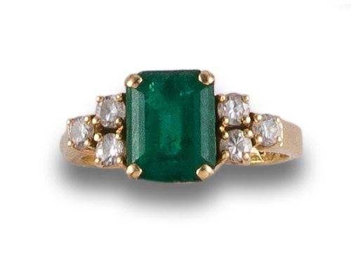 EMERALD AND DIAMOND RING, IN YELLOW GOLD