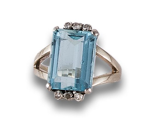 AQUAMARINE AND DIAMOND RING, IN WHITE GOLD