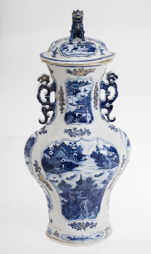 Chinese vase with lid, in Quianlong Chinese porcelain, late