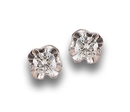 PENDIENTES DORMILONAS DE DIAMANTES, EN ORO BLANCO