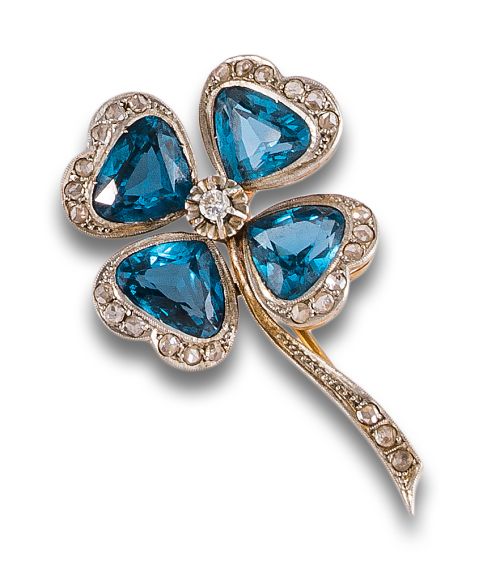 1940s CLOVER BROOCH IN GOLD AND PLATINUM WITH DIAMONDS AND