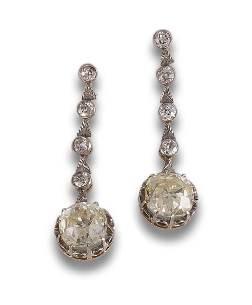 PENDIENTES COLGANTES DE DIAMANTES C.1930 DE DIAMANTES, EN O