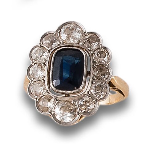 ROSETTE RING, 1930s, WITH DIAMONDS AND SAPPHIRE, IN YELLOW