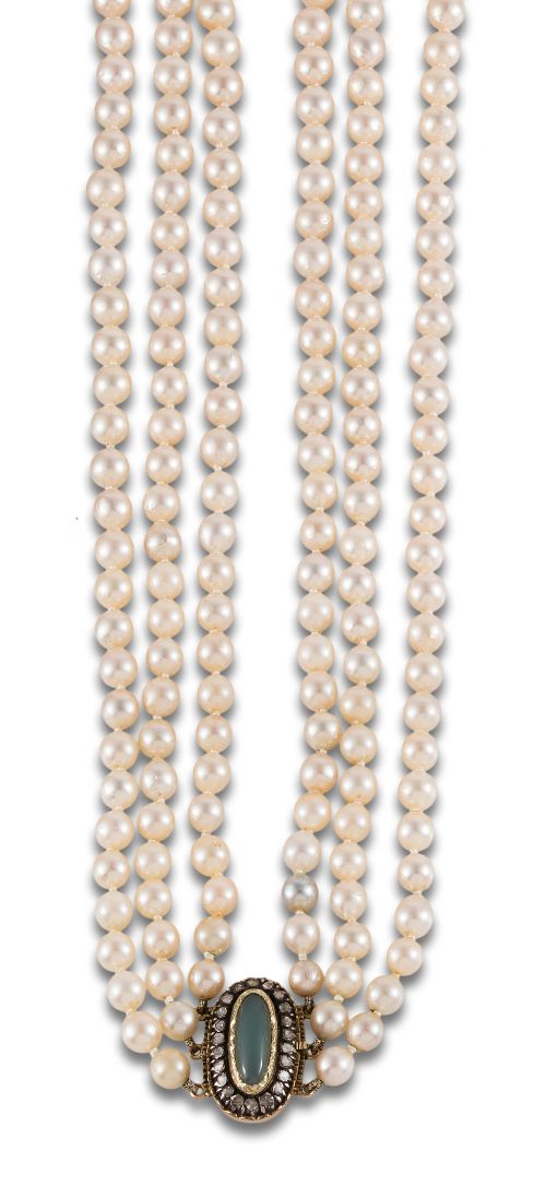 THREE-STRAND NECKLACE OF CULTURED PEARLS, BROOCH IN GOLD, S