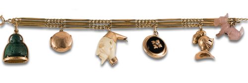 BRACELET, 1970s, IN YELLOW GOLD AND DANGLING CHARMS