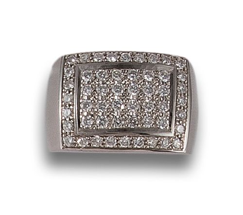 SIGNET TYPE DIAMONDS RING IN WHITE GOLD