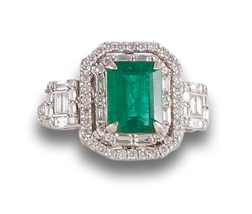 ART DECO STYLE EMERALD AND DIAMONDS RING IN WHITE GOLD