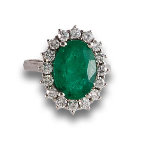 EMERALD AND DIAMOND ROSETTE RING, IN WHITE GOLD