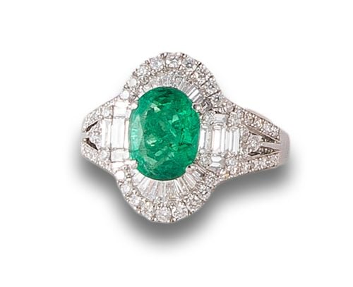 ART DECO STYLE EMERALD AND DIAMONDS RING IN WHITE GOLD