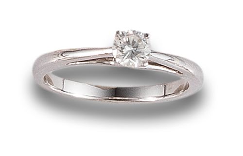 DIAMOND SOLITAIRE RING, IN WHITE GOLD