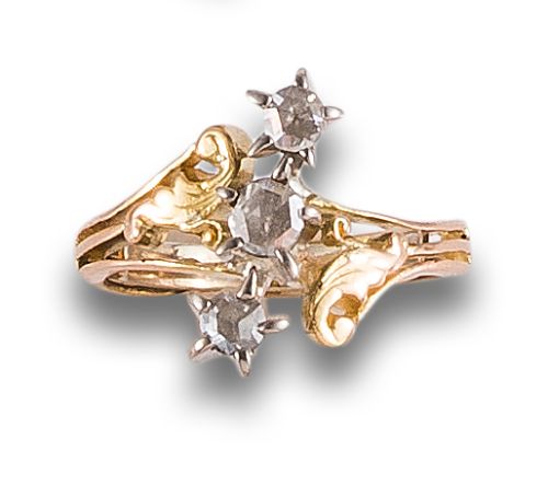 ANTIQUE TRIPLE DIAMONDS RING, IN YELLOW GOLD