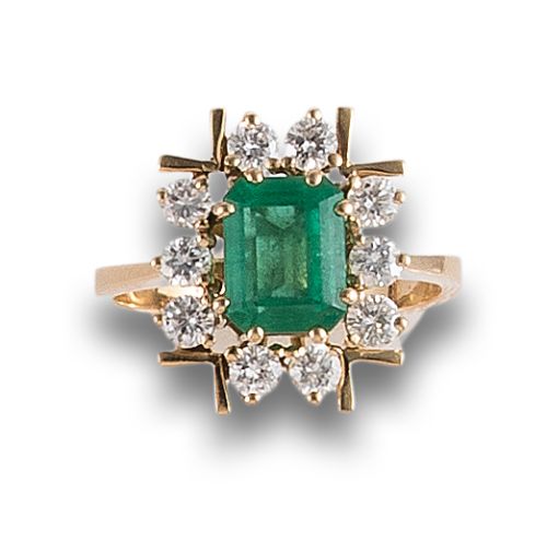 EMERALD AND DIAMOND ROSETTE RING, IN YELLOW GOLD