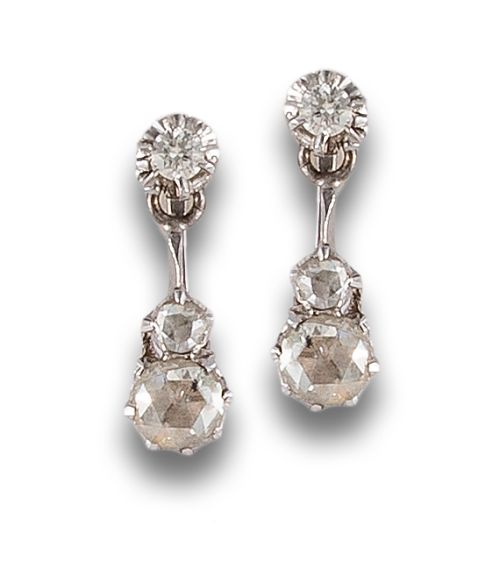 EARRINGS IN PLATINUM AND DIAMONDS