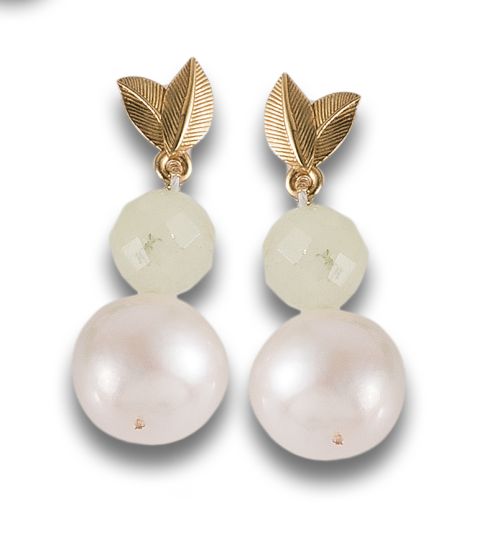 LONG PEARL AND PREHNITE EARRINGS, IN GOLD PLATED SILVER