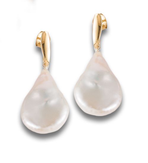 LONG PEARL EARRINGS, IN GOLD PLATED SILVER