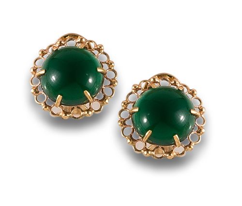 FLOWER EARRINGS, 1970s, IN GREEN AGATE AND YELLOW GOLD