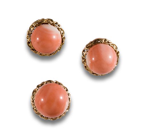 LOT OF CORAL RING AND EARRINGS, IN YELLOW GOLD