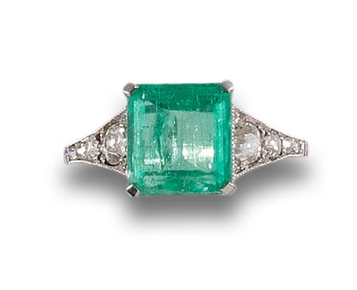 COLOMBIAN EMERALD AND DIAMONDS RING, IN WHITE GOLD