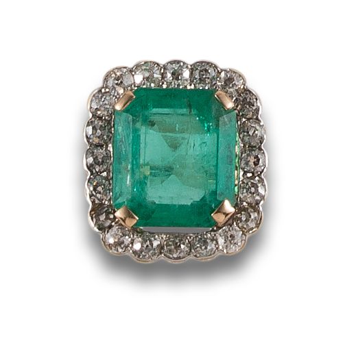 EMERALD AND DIAMOND ROSETTE RING, IN YELLOW GOLD