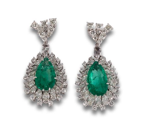 LONG EARRINGS WITH COLOMBIAN EMERALDS AND DIAMONDS, IN WHIT