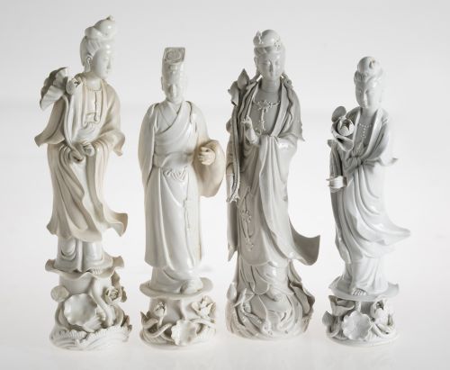 Cuatro figuras de porcelana esmaltada "blanc de chine", Chi