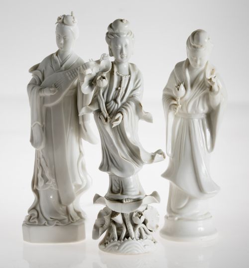 Tres guanyin de porcelana esmaltada en su color, China, S.