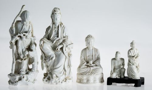 Buda y dos figuras orientales de porcelana esmaltada, China