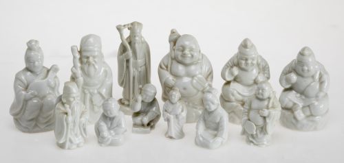 Lote de doce figuras orientales de porcelana esmaltada, Chi