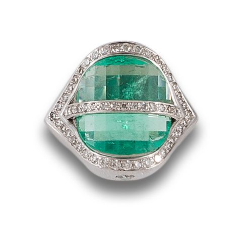 GOLD RING WITH EMERALD AND DIAMONDS