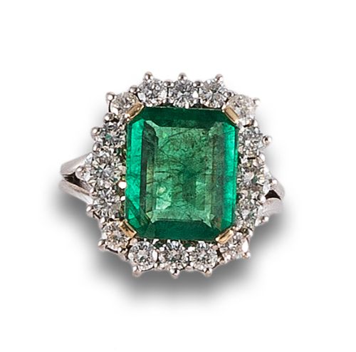 WHITE GOLD RING WITH EMERALD AND DIAMONDS