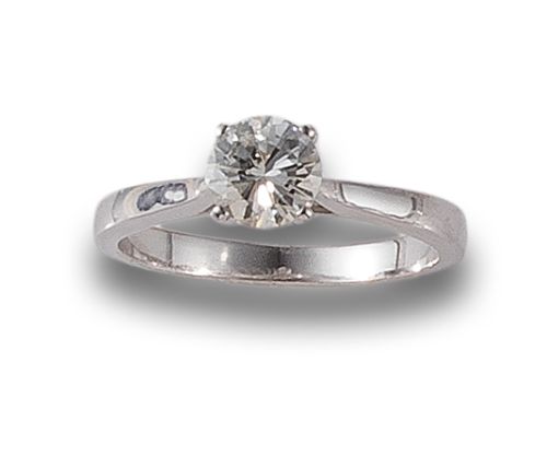 WHITE GOLD RING WITH DIAMOND