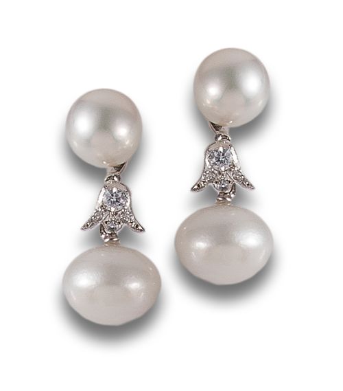 LONG DIAMOND AND PEARL EARRINGS IN WHITE GOLD