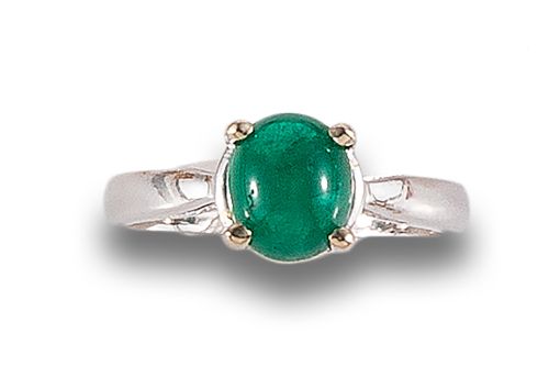 EMERALD AND WHITE GOLD RING