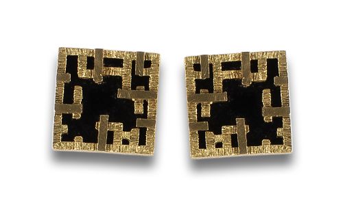 CUFFLINKS, 1970s, ONYX AND YELLOW GOLD