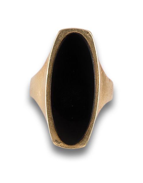 RING, 1970s, SIGNET TYPE, ONYX AND YELLOW GOLD