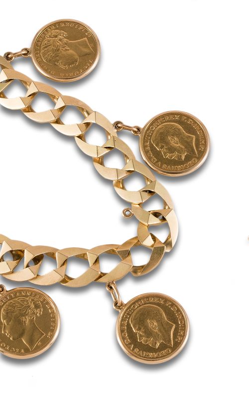 PULSERA BARBADA, AÑOS 60, DE ORO AMARILLO Y CUATRO MONEDAS