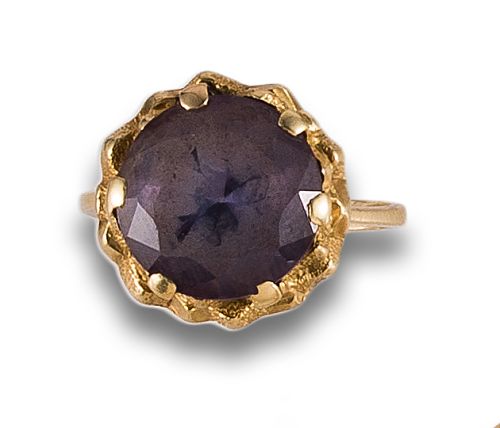 RING, 1970s, SYNTHETIC CORUNDUM, IN YELLOW GOLD