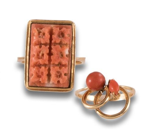 LOT OF TWO RINGS, 1970s, IN CORAL AND YELLOW GOLD