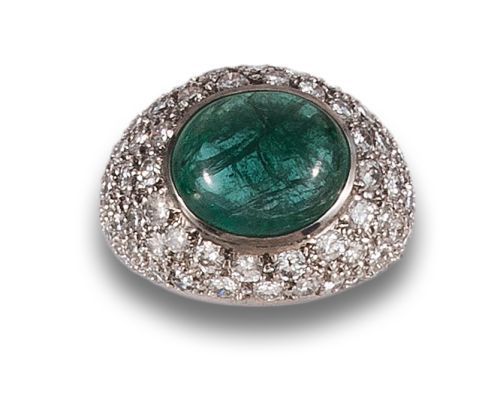 GOLD RING WITH EMERALD CABOCHON AND DIAMONDS