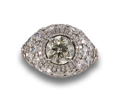 WHITE GOLD RING WITH DIAMONDS