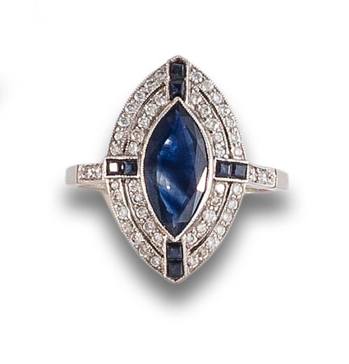 ART DECO STYLE RING IN PLATINUM WITH SAPPHIRE AND DIAMONDS