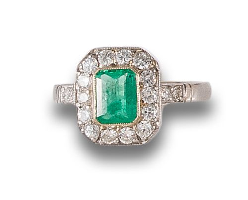 EMERALD AND DIAMOND ROSETTE RING, IN PLATINUM