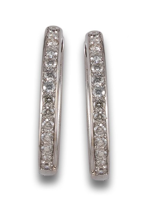 PENDIENTES CRIOLLAS IN & OUT DE DIAMANTES, EN ORO BLANCO