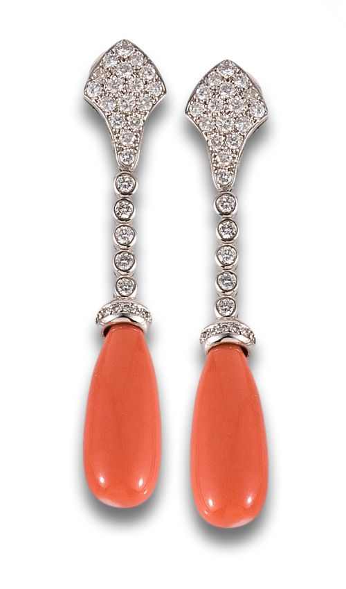 PENDIENTES LARGOS DE DIAMANTES Y CORAL, EN ORO BLANCO