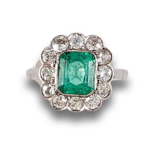 EMERALD AND DIAMOND ROSETTE RING, IN WHITE GOLD