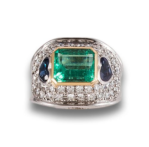 EMERALD, SAPPHIRE AND DIAMOND RING IN WHITE GOLD