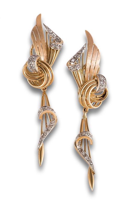 EARRINGS, 1940s, IN YELLOW GOLD WITH DIAMONDS AND PLATINUM