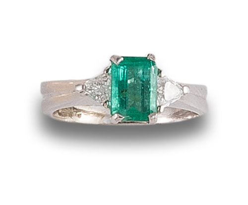 DIAMOND AND EMERALD RING, IN WHITE GOLD